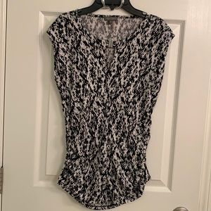 VINCE CAMUTO Black/white cinched top / Small